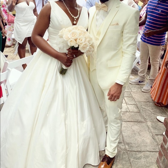 Beautiful Dress From David’s Bridal size 10 color Ivory worn once - Picture 1 of 1